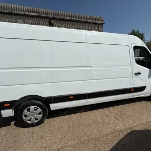 2022 Renault Master LM35dCi 135 Business+ Medium Roof Van - Image 6