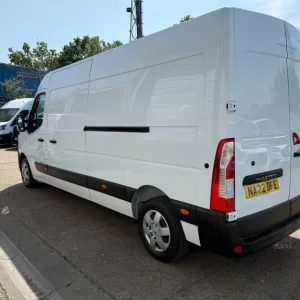 2022 Renault Master LM35dCi 135 Business+ Medium Roof Van - Image 7
