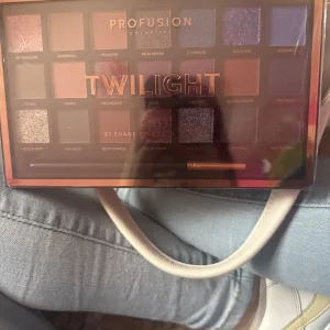 Eye shadow palette