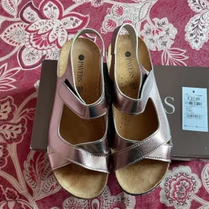 Women’s size 3 gold sandals - Image 2