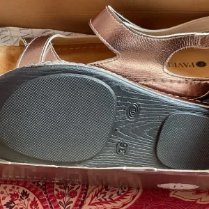 Women’s size 3 gold sandals - Image 4