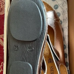 Women’s size 3 gold sandals - Image 5