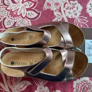 Women’s size 3 gold sandals