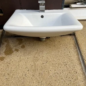 Bathroom sink with tap - Image 3