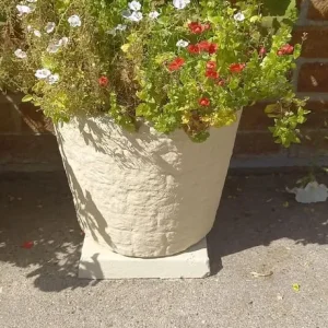 Assortment of concrete garden ornaments - Image 4