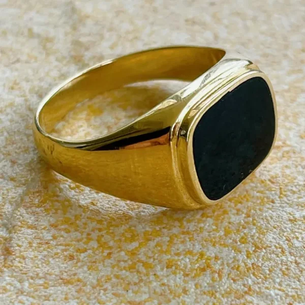 Solid Gold Men’s Signet Ring – Black Onyx – As New