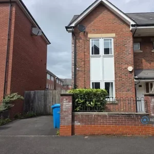 3 bedroom semi-detached house in Bankwell Street
