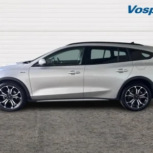 2022 Ford Focus 1.0 EcoBoost Hybrid 5-door Estate Vignale - Image 5