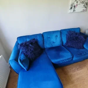 L shape right hand velvet sofa - Image 4