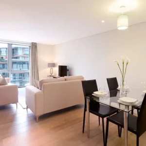 Three-bedroom apartment with canal views on 8th floor - Image 2