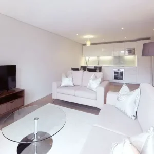 Three-bedroom apartment with canal views on 8th floor - Image 4
