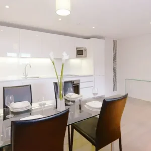 Three-bedroom apartment with canal views on 8th floor - Image 7