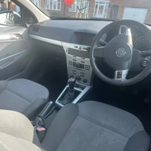 Vauxhall Astra 1.6i Hatchback 2010 Manual 5-door - Image 5
