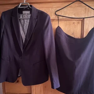 Navy Blue Marks & Spencer Suit – Blazer, Skirt, Trousers - Image 3