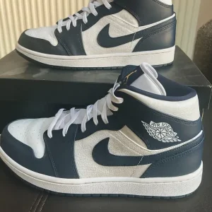 Nike Air Jordan 1 Mid – White/Obsidian/Metallic Gold - Image 2