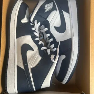 Nike Air Jordan 1 Mid – White/Obsidian/Metallic Gold - Image 3