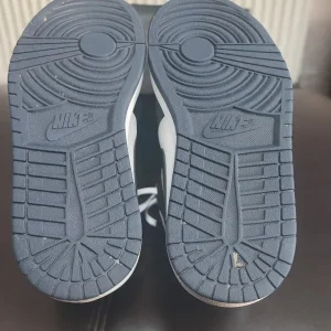 Nike Air Jordan 1 Mid – White/Obsidian/Metallic Gold - Image 4