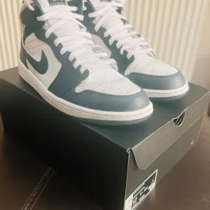 Nike Air Jordan 1 Mid – White/Obsidian/Metallic Gold - Image 7