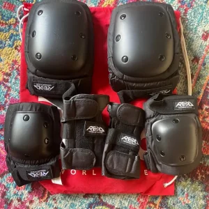 Men’s Rollerblades black size UK 13 with knee wrist and elbow pads - Image 8