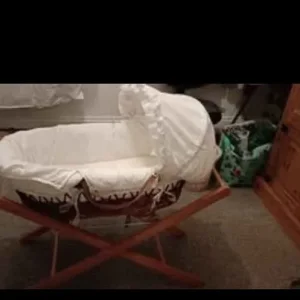 Moses basket and stand - Image 2