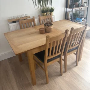 Table and chairs - Image 4