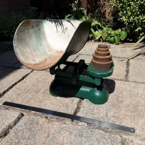 Vintage grocer's scales with weights - Image 2