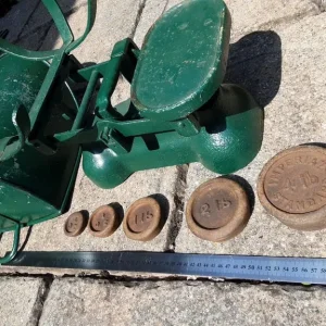 Vintage grocer's scales with weights - Image 3