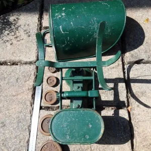 Vintage grocer's scales with weights - Image 4