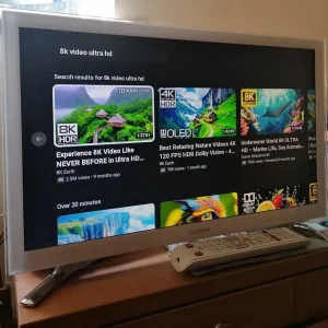Samsung 22 inch Smart HD Freeview TV with WiFi and remote - Image 2