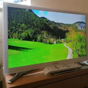 Samsung 22 inch Smart HD Freeview TV with WiFi and remote - Image 3