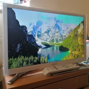 Samsung 22 inch Smart HD Freeview TV with WiFi and remote - Image 4