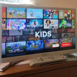 Samsung 22 inch Smart HD Freeview TV with WiFi and remote - Image 5