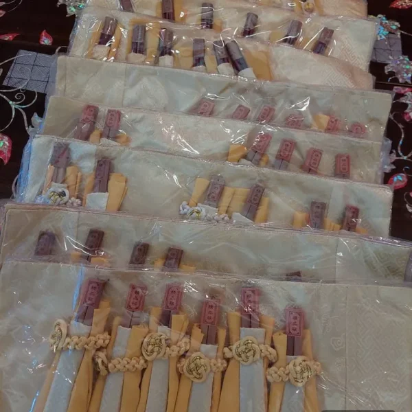 Set of 6 Chinese Chopstick And Table Mat