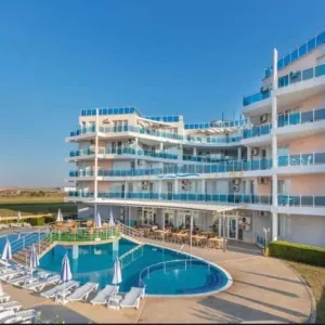 3-bedroom modern flat with sea views - Image 2