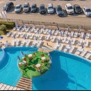 3-bedroom modern flat with sea views - Image 3