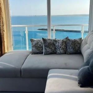 3-bedroom modern flat with sea views - Image 4