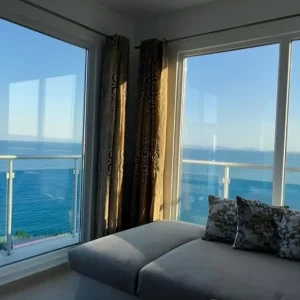 3-bedroom modern flat with sea views - Image 5