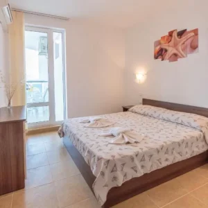 3-bedroom modern flat with sea views - Image 6