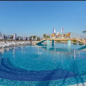 3-bedroom modern flat with sea views - Image 7