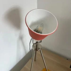 Desk Lamp with Salmon-Coloured Bulb - Image 4