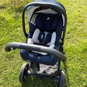 Joie car travel system with baby carrier and pram seat - Image 2