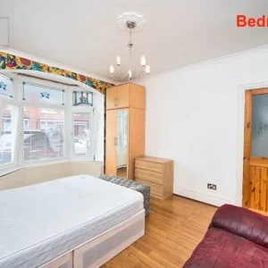 Spacious Double Room in Shefford - Image 2