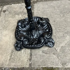 Cast iron umbrella stick stand with leaf design - Image 3