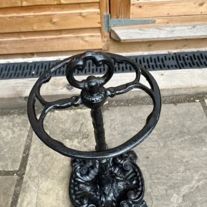 Cast iron umbrella stick stand with leaf design - Image 4