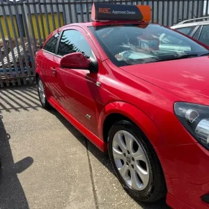 2010 Vauxhall Astra 1.4i 16V Sport 3 Door Hatchback - Image 4