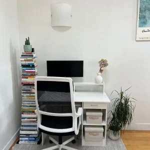 White ergonomic office chair with mesh back and lumbar support - Image 2