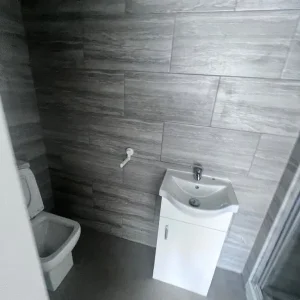 Big Ensuite room to rent - Image 3