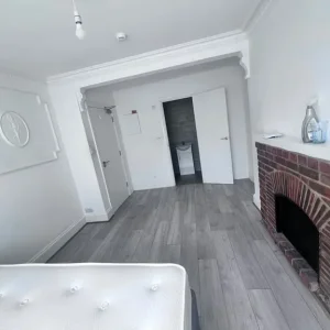 Big Ensuite room to rent - Image 4
