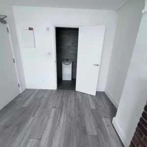 Big Ensuite room to rent - Image 5