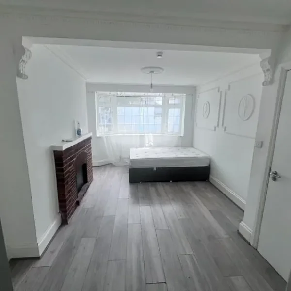 Big Ensuite room to rent